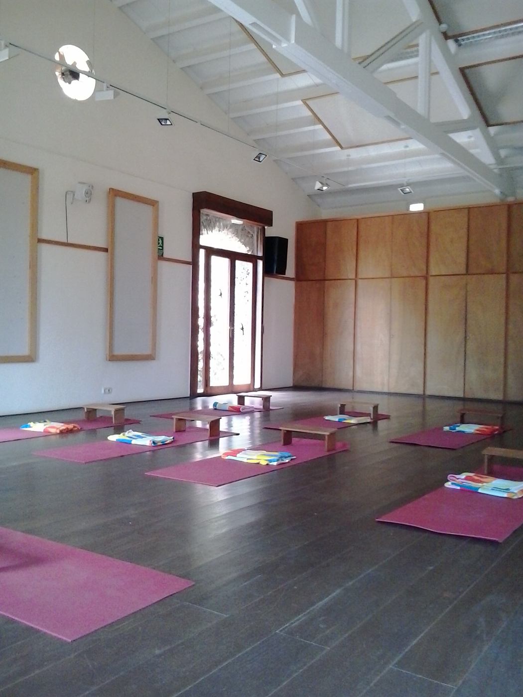 Seminarraum in der ehemaligen Bananenhalle mit Yogamatten